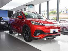 Chinese EV Stocks Tumble After BYD Slashes Prices as Much as 34%