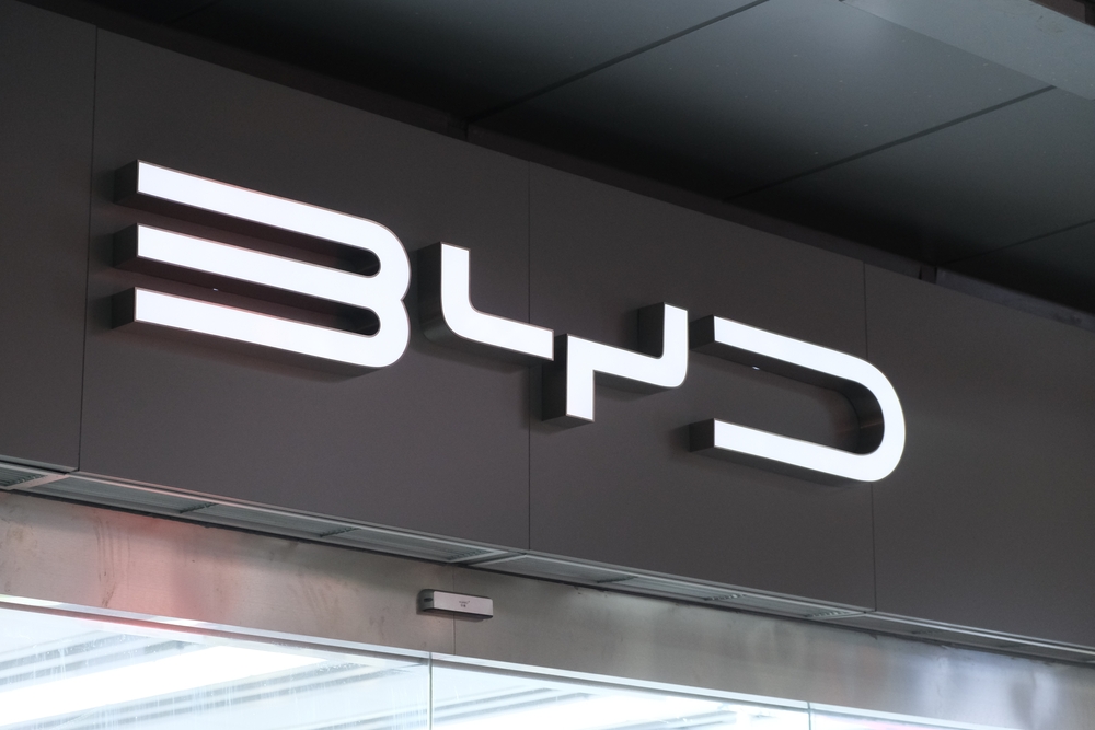 Chinese EV Stocks Tumble After BYD Slashes Prices as Much as 34%